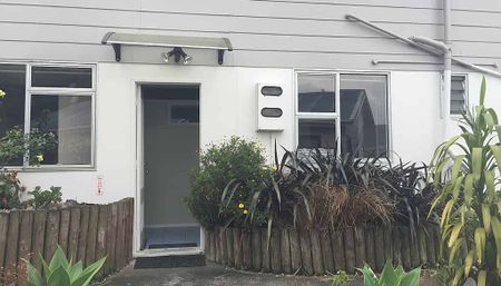 Downstairs Studio Flat in Sunnynook - Photo 3