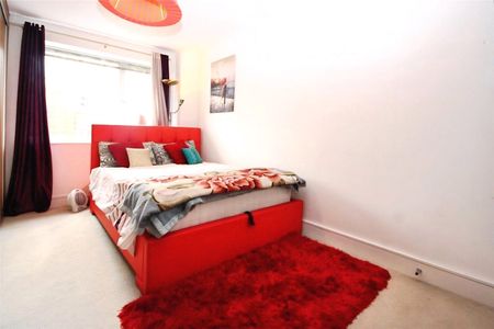 Town Lane, Stanwell, Staines-upon-Thames, Surrey, TW19 7FG - Photo 3