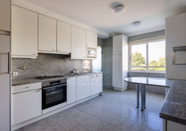 Apartamento T3+1 para arrendar em condomínio fechado na Foz
