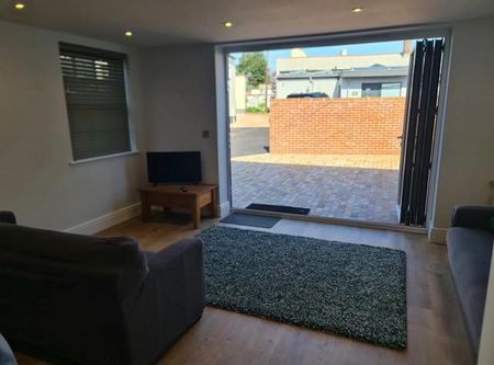 3 bedroom semi-detached house to rent - Photo 2