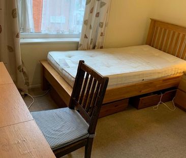 Room in a Shared House, Stamford Street, M16 - Photo 1