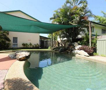 Nice Townhouse - Swimming Pool - Short walk to IGA - Photo 2