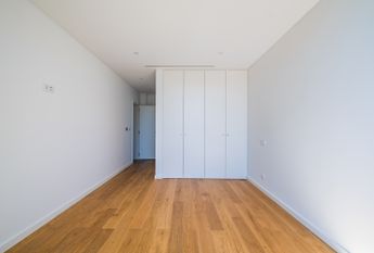 Moradia T6 de arquitetura moderna inserida no Golfe de Oeiras