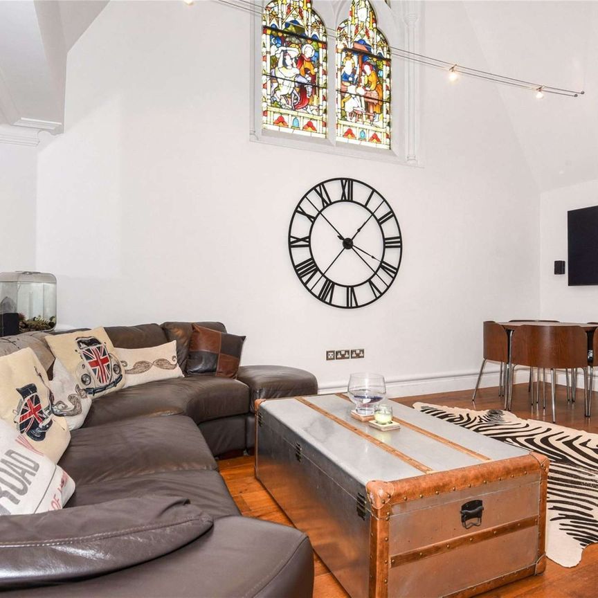 Well-presented and furnished first floor apartment with character features within gated development. - Photo 1