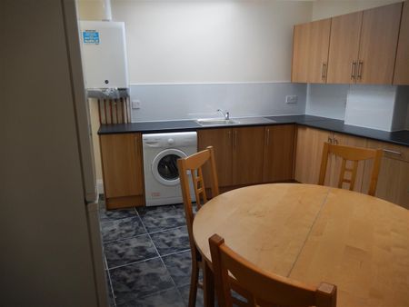 5 bed terraced house to rent in Grosvenor Road, Jesmond, NE2 - Photo 2