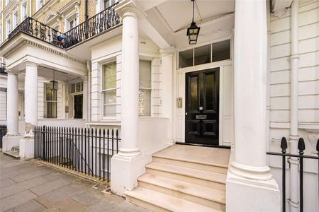 This stunning studio flat is situated in the sought after location of Cranley Gardens just moments from all the local amenities of South Kensington. - Photo 2