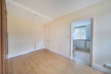 3 bedroom flat to rent - Photo 2
