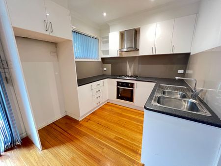 Modern 2 bedroom townhouse In very good condition located at the rear of the block - Photo 2