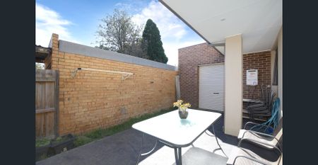 Large Two Bedroom Townhouse in Central Doncaster Location! - Photo 4