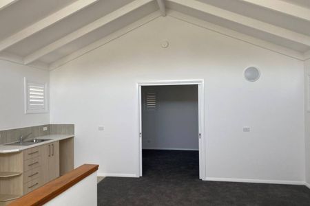 Bright & Inviting Home - Photo 2