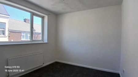 3 bedroom terraced house to rent - Photo 2