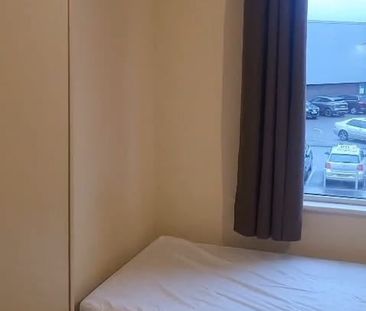 Room in a Shared House, Whitehorse Road, CR0 - Photo 3