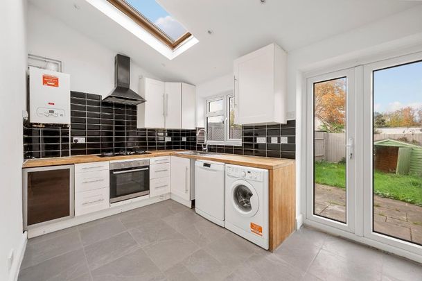 Room in a Shared House, Mostyn Road, SW19 - Photo 1