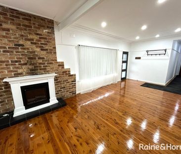 CHARMING THREE BEDROOM HOME IN MACQUARIE FIELDS! CLOSE TO STATION! - Photo 6