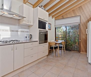 Tranquil Retreat in Suburbia! - Photo 3