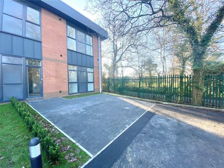 2 bedroom Maisonette in Oaklands Park, Berkshire - Photo 4