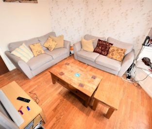 7 bedroom House in Moor Park Drive, Leeds - Photo 2