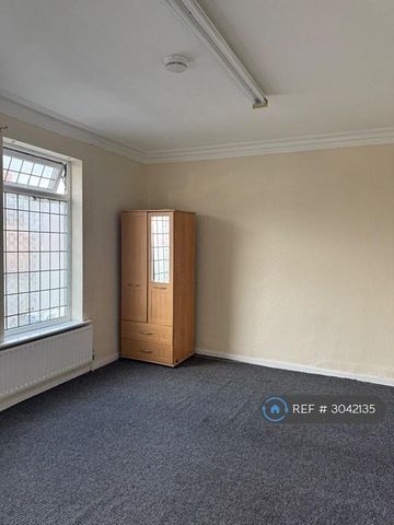 4 bedroom semi-detached house to rent - Photo 4