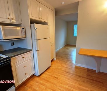 SPACIOUS 4 BED, 2 BATH, BUNGALOW HOME WITH A DOUBLE DETACHED GARAGE... - Photo 3