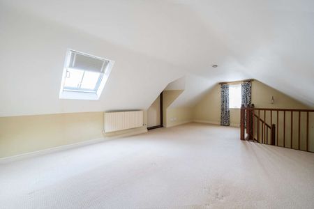 A charming thatched barn conversion in Wherwell. - Photo 2