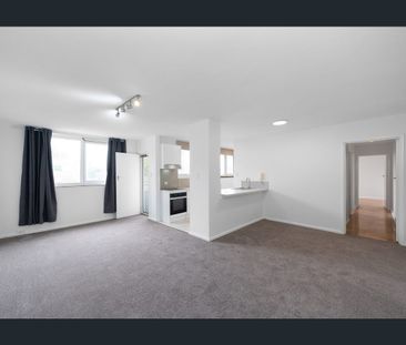 Renovated 2 Bedroom Apartment - Photo 1