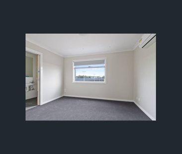 STUNNING 2 Bedroom 2 Bathroom LUXURY TOWNHOUSE! *LOCATED ON PAXFORD... - Photo 4