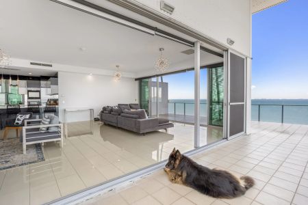 EXECUTIVE PENTHOUSE APARTMENT WITH UNINTERRUPTED OCEAN & CITY VIEWS CONTACT JULIE SYKES 0438 050 110 - Photo 3