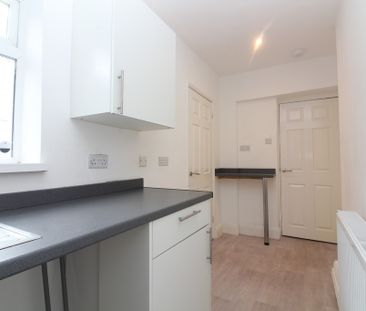 2 Bedroom Mid Terraced House - Photo 2