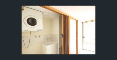 Spacious 2 bedroom townhouse in a great location! - Photo 4