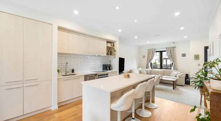 Lovely home in a convenient location! - Photo 3