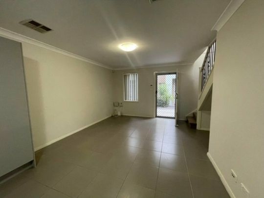 Picture perfect townhouse! - Photo 1