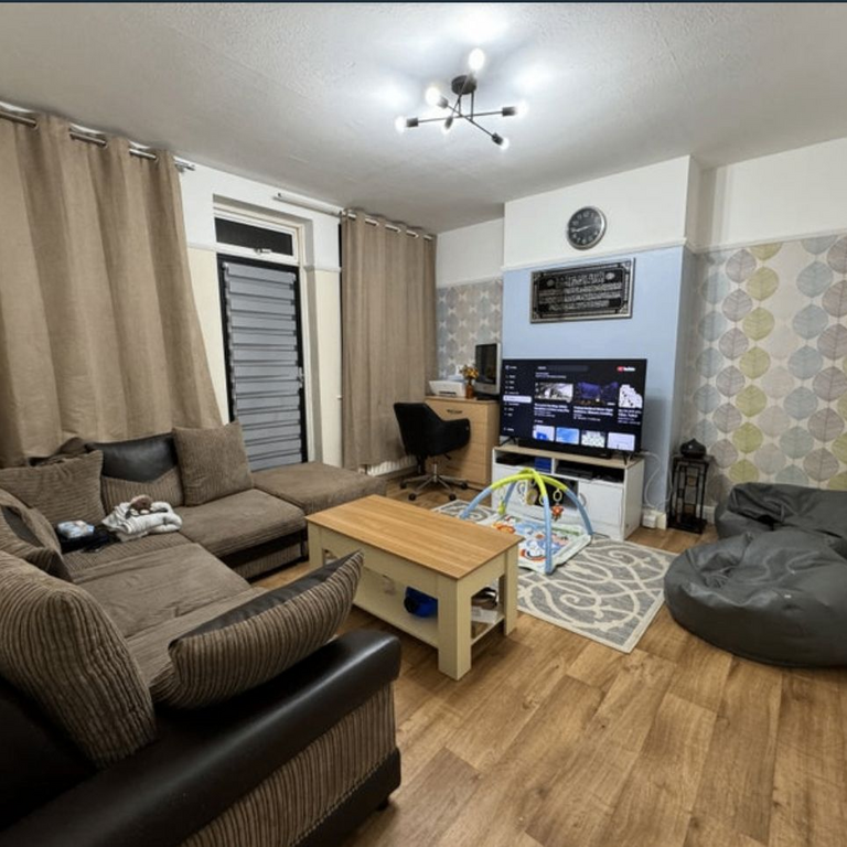 1 bedroom in a house share to rent - Photo 1