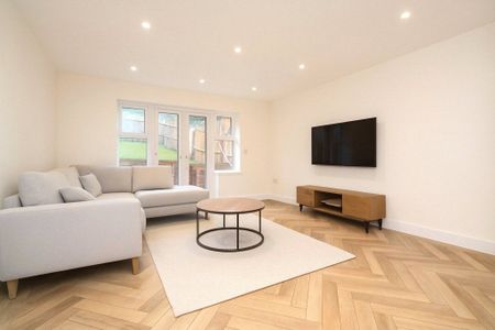 3 bed End Terrace House for rent - Photo 2