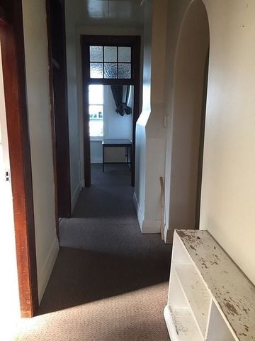 Centrally located flat to uni at a great price - Photo 4