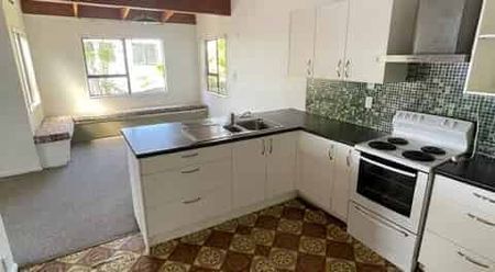 Three bedroom home in private location - Photo 4