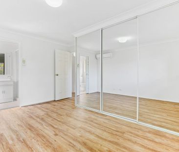 Centrally Located, Expansive And Private, Dual Storey 3 Bedroom, 2.... - Photo 4