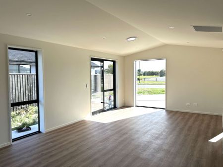 Modern Three Bedroom Home - Photo 4