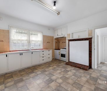 Charming Weatherboard Home in a Prime Corner Position - Photo 5