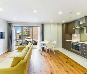 A bright, light, well-appointed, studio situated on the ground floor of this fine modern development, wonderfully located for the City. - Photo 1