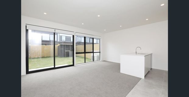 Three bedroom townhouse! - Photo 1