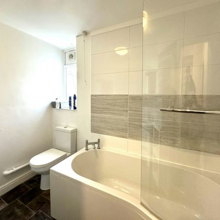 House of Multiple Occupation to rent on - Photo 3