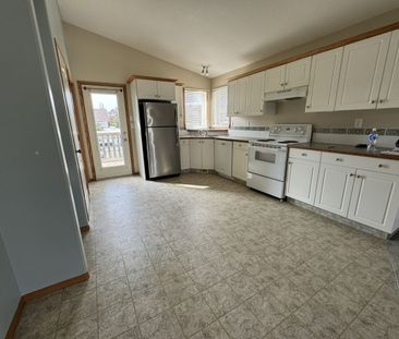 Spacious 3-Bed, 1-Bath Main with Fenced Yard! - Photo 3
