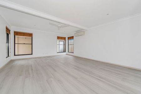 Spacious Private Townhouse in Prime Scarborough Location! - Photo 5