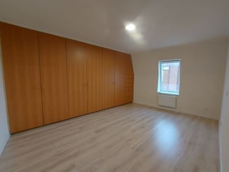 Penthouse te huur met twee slaapkamers en terrasje in hartje Kortrijk. - Photo 2