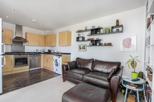 2 bedroom Flat To Let - Photo 1