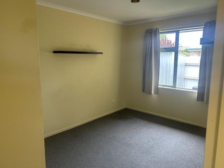 Large 2 bedroom, private home in Wakefield - Photo 5