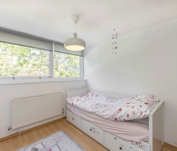 Tibbets Close, SW19 6EF, London - Photo 2