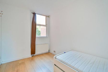 3 bedroom flat to rent - Photo 4