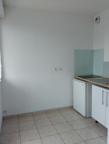 Location Appartement 1 pièce 29m² FLEURY LES AUBRAIS 45400 - Photo 2