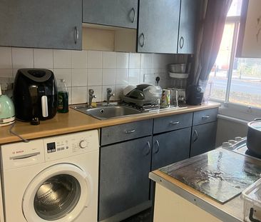 2 Bed Flat, Chiswick High Road, W4 - Photo 5